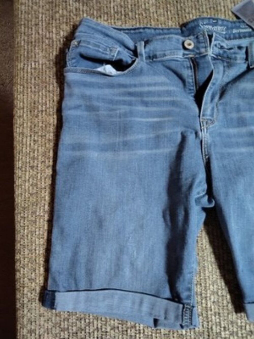 Signature Levi Strauss Modern Bermuda 9" Cuffed Shorts, Sz 14 Mid Wash Stretch - Picture 2 of 9
